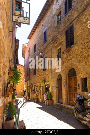 Pienza,Italie-6 septembre 2020.clients à l'extérieur d'un bar à Pienza dans la province de Sienne, en Toscane, pendant la pandémie du coronavirus Covid-19 Banque D'Images