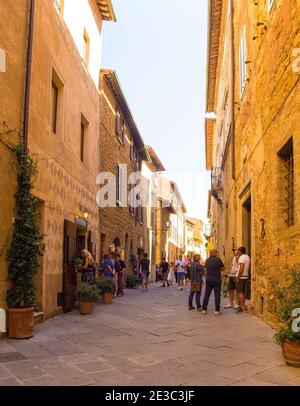 Pienza,Italie-6 septembre 2020.clients à l'extérieur d'un bar à Pienza dans la province de Sienne, en Toscane, pendant la pandémie du coronavirus Covid-19 Banque D'Images