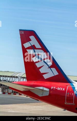 Un Airbus 321 - TAM Linhas à l'aéroport international de Brasilia à Brasilia, capitale du Brésil. TAM est un transporteur national brésilien et est le lar Banque D'Images