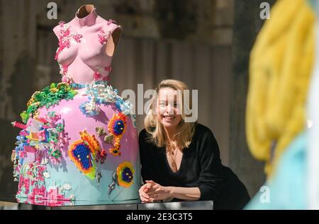 Berlin, Allemagne. 17 janvier 2021. Marina Hoermanseder, designer de mode autrichien, est au salon de Berlin dans le cadre de la Mercedes-Benz Fashion week pour la saison automne/hiver 2021/2022 à Kraftwerk, dans la Köpenicker Straße. Cette fois-ci, la semaine de la mode de Berlin a lieu sur Internet, les spectacles sont montrés en ligne en raison de la pandémie. Credit: Jens Kalaene/dpa-Zentralbild/dpa/Alay Live News Banque D'Images