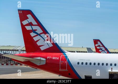 Un Airbus 321 - TAM Linhas à l'aéroport international de Brasilia à Brasilia, capitale du Brésil. TAM est un transporteur national brésilien et est le lar Banque D'Images