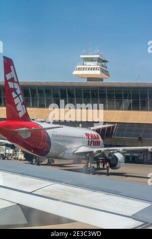 Un Airbus 320 - TAM Linhas à l'aéroport international de Brasilia à Brasilia, capitale du Brésil. TAM est un transporteur national brésilien et est le lar Banque D'Images