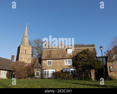 Kettle's Yard House et l'église Saint-Pierre de Cambridge en Angleterre. Kettle’s Yard est la galerie d’art moderne et contemporain de l’Université de Cambridge. Banque D'Images