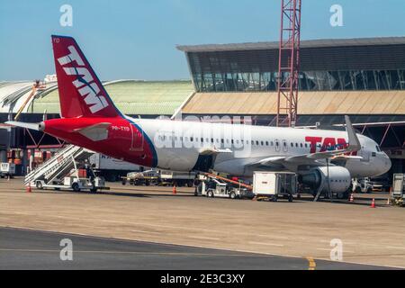 Un Airbus 320 - TAM Linhas à l'aéroport international de Brasilia à Brasilia, capitale du Brésil. TAM est un transporteur national brésilien et est le lar Banque D'Images