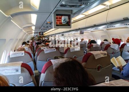 Cabine économique passager sur un Airbus 320 - TAM Linhas à l'aéroport international de Brasilia à Brasilia, capitale du Brésil. TAM est un Nati brésilien Banque D'Images