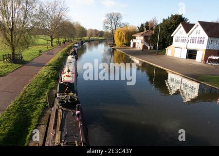 Des serres de bateaux et des bateaux étroits amarrés sur la rivière Cam Un jour d'automne calme Cambridge Angleterre Banque D'Images