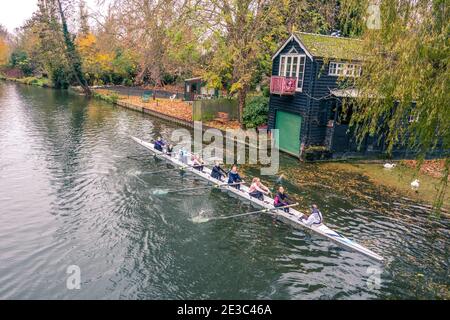 Kings et Spalding huit bateaux à rames sur River Cam In Cambridge, Angleterre Banque D'Images