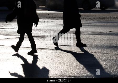 Silhouettes noires et ombre des gens qui se promènent dans une rue de la ville sur fond de voitures. Concept de l'exploitation des piétons, population Banque D'Images