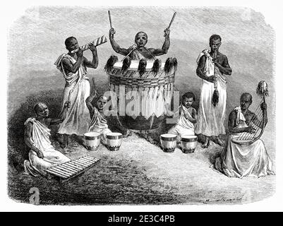 Orchestre dans le tribunal de Karague. Du Journal of the Discovery of the Source of the Nile, par le capitaine John Hanning Speke, Afrique. Vieux XIX siècle gravé du Tour du monde 1864 Banque D'Images