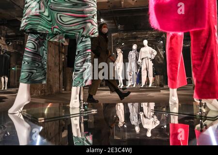 Berlin, Allemagne. 17 janvier 2021. Une exposition de groupe de différents designers est organisée au salon de Berlin dans le cadre de la Mercedes-Benz Fashion week pour la saison automne/hiver 2021/2022 à Kraftwerk, dans la Köpenicker Straße. Cette fois-ci, la semaine de la mode de Berlin a lieu sur Internet, les spectacles sont montrés en ligne en raison de la pandémie. Credit: Jens Kalaene/dpa-Zentralbild/dpa/Alay Live News Banque D'Images