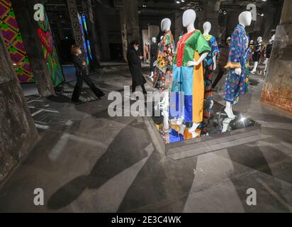 Berlin, Allemagne. 17 janvier 2021. Une exposition de groupe de différents designers est organisée au salon de Berlin dans le cadre de la Mercedes-Benz Fashion week pour la saison automne/hiver 2021/2022 à Kraftwerk, dans la Köpenicker Straße. Cette fois-ci, la semaine de la mode de Berlin a lieu sur Internet, les spectacles sont montrés en ligne en raison de la pandémie. Credit: Jens Kalaene/dpa-Zentralbild/dpa/Alay Live News Banque D'Images