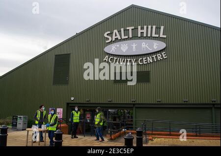 Slough, Berkshire, Royaume-Uni. 18 janvier 2021. 10 nouveaux centres de vaccination de masse Covid-19 ont ouvert leurs portes aujourd'hui au Royaume-Uni. L'un d'eux est au centre d'activités de Salt Hill à Slough, Berkshire, et des bénévoles étaient à votre disposition pour aider les gens du centre. Slough a le 7e taux le plus élevé d'infections à Covid-19 au Royaume-Uni. Beaucoup de plus de 80 ans dans les environs attendent encore leurs premiers rendez-vous pour leur vaccination Covid-19. Crédit : Maureen McLean/Alay Live News Banque D'Images