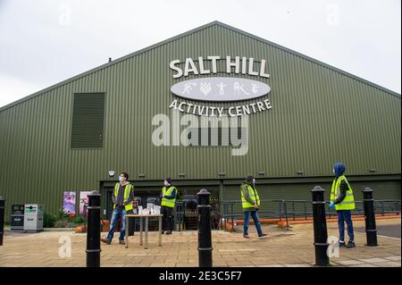 Slough, Berkshire, Royaume-Uni. 18 janvier 2021. 10 nouveaux centres de vaccination de masse Covid-19 ont ouvert leurs portes aujourd'hui au Royaume-Uni. L'un d'eux est au centre d'activités de Salt Hill à Slough, Berkshire, et des bénévoles étaient à votre disposition pour aider les gens du centre. Slough a le 7e taux le plus élevé d'infections à Covid-19 au Royaume-Uni. Beaucoup de plus de 80 ans dans les environs attendent encore leurs premiers rendez-vous pour leur vaccination Covid-19. Crédit : Maureen McLean/Alay Live News Banque D'Images