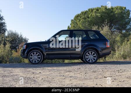 SANT QUIRZE DEL VALLES, ESPAGNE-13 JANVIER 2021 : Range Rover Sport première génération (L320 ; 2005–2013) debout sur une route de montagne (vue latérale) Banque D'Images