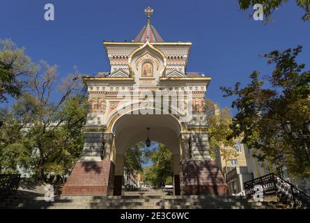 Vue de dessous sur l'Arc de Triomphe pour le Tsar Nicholas II qui a été construit en 1891 puis recréé en 2003 Année à Vladivostok Russie Banque D'Images