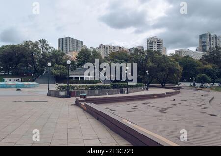 Partie vide du port sportif par jour sombre et venteux À Vladivostok Banque D'Images