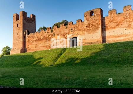 Castelfranco Veneto : tour médiévale et murs de la ville fortifiée. Province de Trévise, Vénétie, Italie, Europe. Banque D'Images