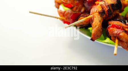 Brochettes grillées au poulet, courgettes, champignons, poivrons et oignons servies sur la laitue iceberg, plats de fête Banque D'Images