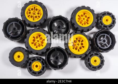 Roues Lego noires et jaunes de différentes tailles Banque D'Images