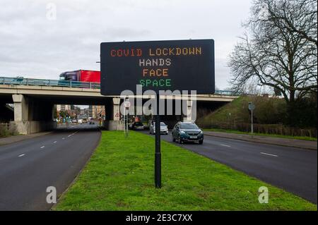 Slough, Berkshire, Royaume-Uni. 18 janvier 2021. Panneaux LED Covid LockDown à Slough. Les cas positifs de Covid-19 à Slough restent le 7e plus élevé dans le pays, cependant le taux pour 100,000 personnes dans les sept jours jusqu'au 13 janvier 2021 est maintenant de 1,014.5 en baisse par rapport à 1068.6. Crédit : Maureen McLean/Alay Live News Banque D'Images