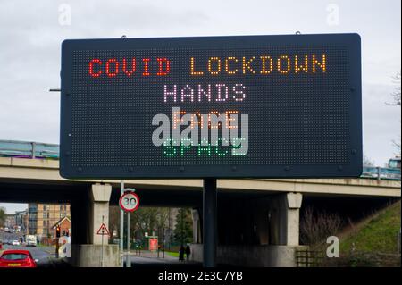 Slough, Berkshire, Royaume-Uni. 18 janvier 2021. Panneaux LED Covid LockDown à Slough. Les cas positifs de Covid-19 à Slough restent le 7e plus élevé dans le pays, cependant le taux pour 100,000 personnes dans les sept jours jusqu'au 13 janvier 2021 est maintenant de 1,014.5 en baisse par rapport à 1068.6. Crédit : Maureen McLean/Alay Live News Banque D'Images