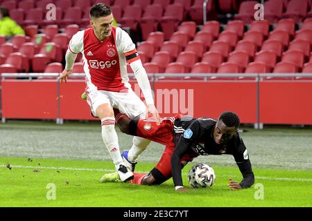 AMSTERDAM, PAYS-BAS - JANVIER 17: G-D: Dusan Tadic d'Ajax, Lutscharel Geertruida de Feyenoord pendant le match néerlandais entre Ajax et Fe Banque D'Images