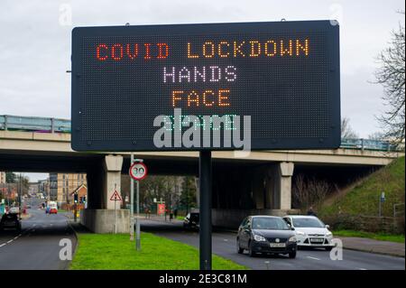 Slough, Berkshire, Royaume-Uni. 18 janvier 2021. Panneaux LED Covid LockDown à Slough. Les cas positifs de Covid-19 à Slough restent le 7e plus élevé dans le pays, cependant le taux pour 100,000 personnes dans les sept jours jusqu'au 13 janvier 2021 est maintenant de 1,014.5 en baisse par rapport à 1068.6. Crédit : Maureen McLean/Alay Live News Banque D'Images