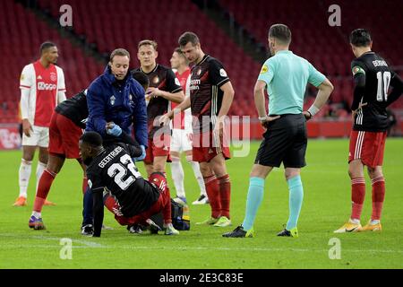 AMSTERDAM, PAYS-BAS - JANVIER 17: L-R: Lutscharel Geertruida de Feyenoord, Uros Spajic de Feyenoord, Referee Danny Makkelie, Steven Berghuis de Feye Banque D'Images