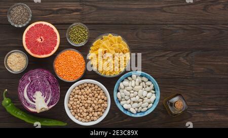 ensemble de produits alimentation équilibrée légumineuses, légumes, herbes, fruits Banque D'Images