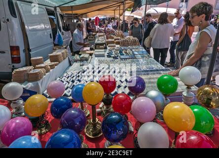 Stand BRIC-a-brac au Mercado de Santa Clara (Feira da Ladra, marché Thieves), marché aux puces à la place Campo de Santa Clara à Lisbonne, Portugal Banque D'Images