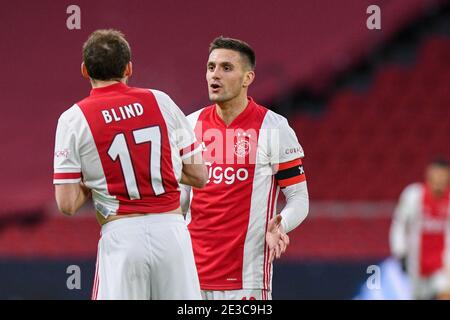 AMSTERDAM, PAYS-BAS - JANVIER 17: Daley Blind of Ajax, Dusan Tadic of Ajax pendant le match hollandais entre Ajax et Feyenoord à Johan Cr Banque D'Images