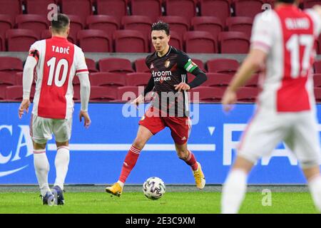 AMSTERDAM, PAYS-BAS - JANVIER 17 : Dusan Tadic d'Ajax, Steven Berghuis de Feyenoord pendant le match néerlandais Eredivisie entre Ajax et Feyenoord à Banque D'Images