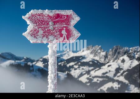 Panneau de randonnée en hiver gelé et de piste de raquettes en face de Gastlosen, Suisse Banque D'Images