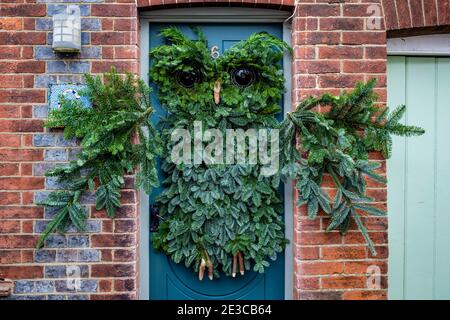 Une grande couronne en forme de chouette sur LA porte d'entrée d'une maison à l'heure de Noël, Lewes, East Sussex, Royaume-Uni. Banque D'Images