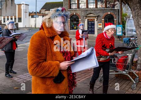 Des femmes locales ont fait des chants de Noël à UN point de collecte de la banque alimentaire, à l'extérieur du supermarché Waitrose, à Lewes, dans l'est du Sussex, au Royaume-Uni. Banque D'Images