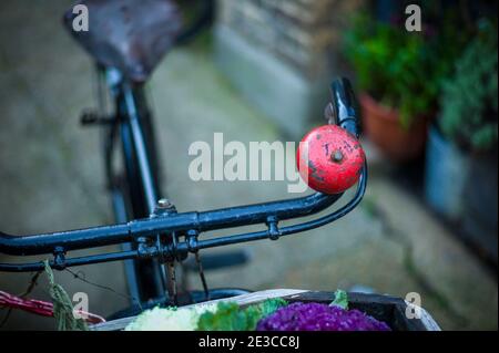 cloche rouge sur vélo. Banque D'Images