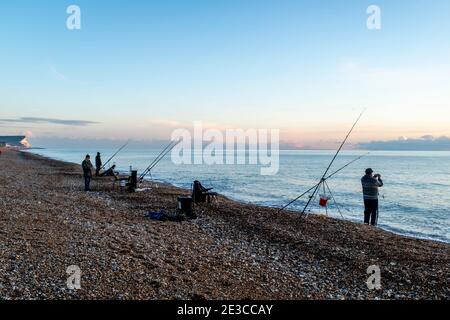 Les gens de la région pêchant sur la plage à Seaford, East Sussex, Royaume-Uni. Banque D'Images