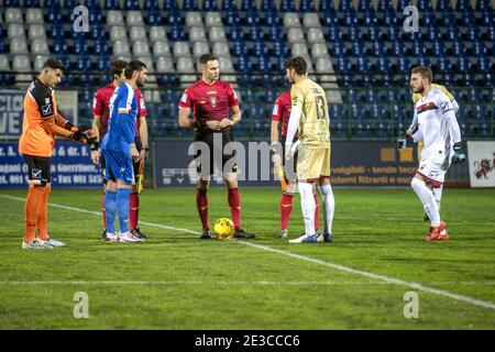 Pagani, Italie. 17 janvier 2021. Les deux capitaines avant le lancement de Marco Schiavino (23) Paganese Calcio 1926 et Luigi Carillo (13) Casertana FC.le match Serie C entre Paganese et Casertana FC au stade Marcello Torre se termine avec le résultat final de 1 - 3. (Photo par Alessandro Barone/Pacific Press/Sipa USA) crédit: SIPA USA/Alay Live News Banque D'Images