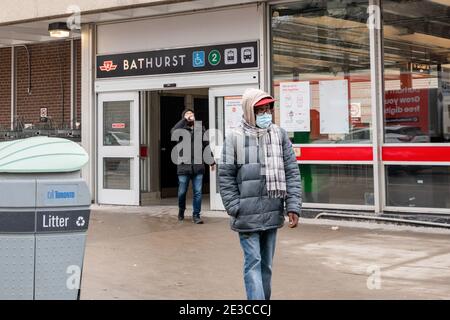 Toronto, Ontario, Canada. 14 janvier 2021. Les personnes portant des masques comme mesures préventives vu sortir de la station de métro pendant la pandémie COVID-19. Crédit : Shawn Goldberg/SOPA Images/ZUMA Wire/Alay Live News Banque D'Images