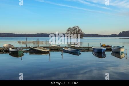 Au beau Kellersee dans l'est de Holstein, en Allemagne, le stress et l'agitation de la vie quotidienne sont rapidement oubliés. Banque D'Images