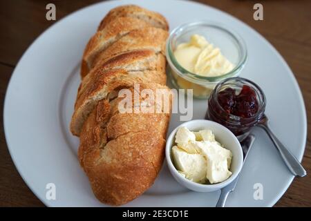 Baguette de gros plan servi avec du fromage à la crème au beurre et confiture de baies Banque D'Images