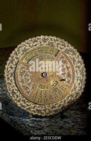 CALENDRIER PERPÉTUEL VINTAGE en laiton/cuivre EUR 60,00 - PicClick FR