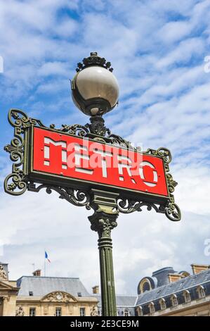 Un panneau de métro à la station Louvre, Paris, France Banque D'Images