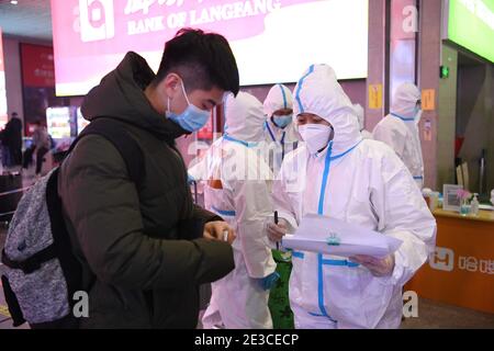 (210118) -- SHIJIAZHUANG, le 18 janvier 2021 (Xinhua) -- UN voyageur de retour s'inscrit pour un service de transport gratuit à la gare de Shijiazhuang, au milieu de la pandémie COVID-19 à Shijiazhuang, dans la province de Hebei, dans le nord de la Chine, le 18 janvier 2021. Comme tous les autres services de transport en commun de Shijiazhuang ont été suspendus à des fins de prévention et de contrôle de la COVID-19, les conducteurs de transport en commun locaux ont avancé et se sont portés volontaires pour aider. Dirigée par Fan Yuejia, âgé de 36 ans, cette équipe de 800 conducteurs bénévoles offre des trajets gratuits aux voyageurs arrivant dans la ville à l'approche du New Yea lunaire chinois Banque D'Images