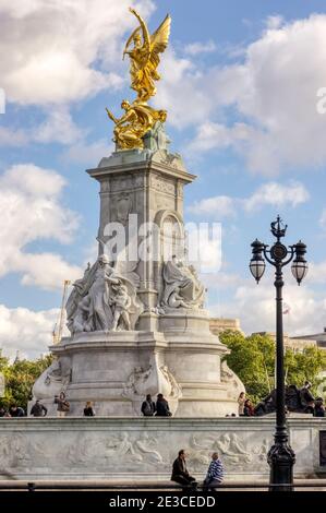 Le Victoria Memorial au bout du Mall devant Buckingham Palace, Londres. Banque D'Images