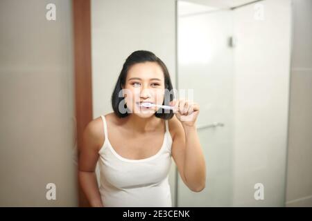 Magnifique Portrait de femme enceinte se brosser les dents à bains Banque D'Images