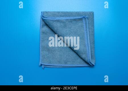 Tissu en microfibre bleu pour nettoyer différentes surfaces dans la cuisine, la salle de bains et d'autres chambres. Banque D'Images