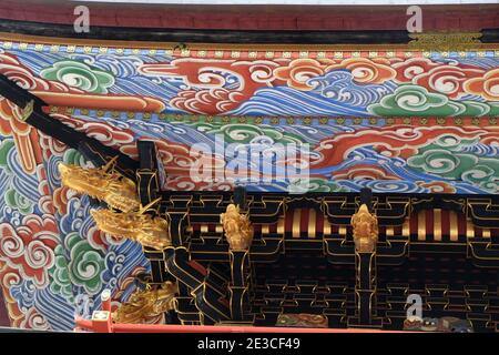 Des dragons dorés décorent la pagode dans le temple bouddhiste Shinsho-ji de Narita, au Japon. Banque D'Images