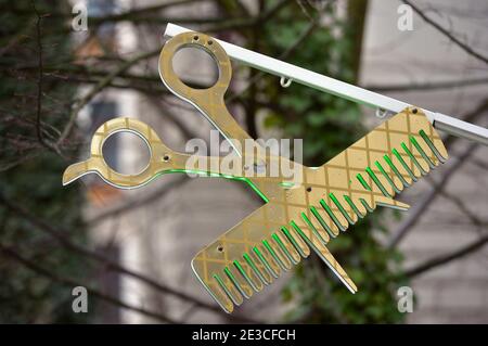 Leipzig, Allemagne. 14 janvier 2021. Une perche avec un peigne et des ciseaux est suspendue dans un salon de coiffure de Leipzig. Credit: Volkmar Heinz/dpa-Zentralbild/ZB/dpa/Alay Live News Banque D'Images