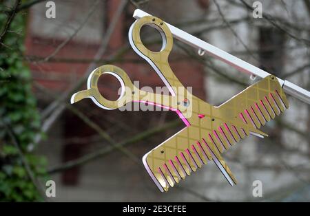 Leipzig, Allemagne. 14 janvier 2021. Une perche avec un peigne et des ciseaux est suspendue dans un salon de coiffure de Leipzig. Credit: Volkmar Heinz/dpa-Zentralbild/ZB/dpa/Alay Live News Banque D'Images